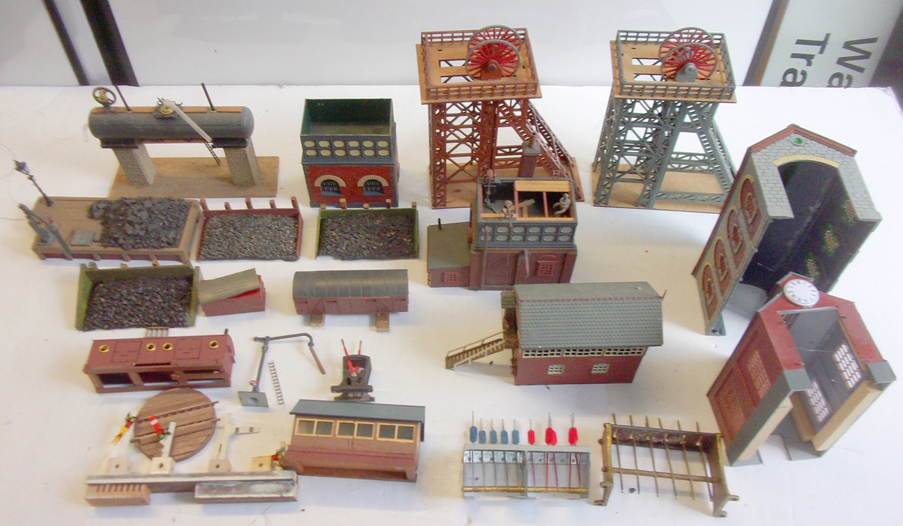 ASSORTMENT OF 00 INFRASTRUCTURE - V.G.C.