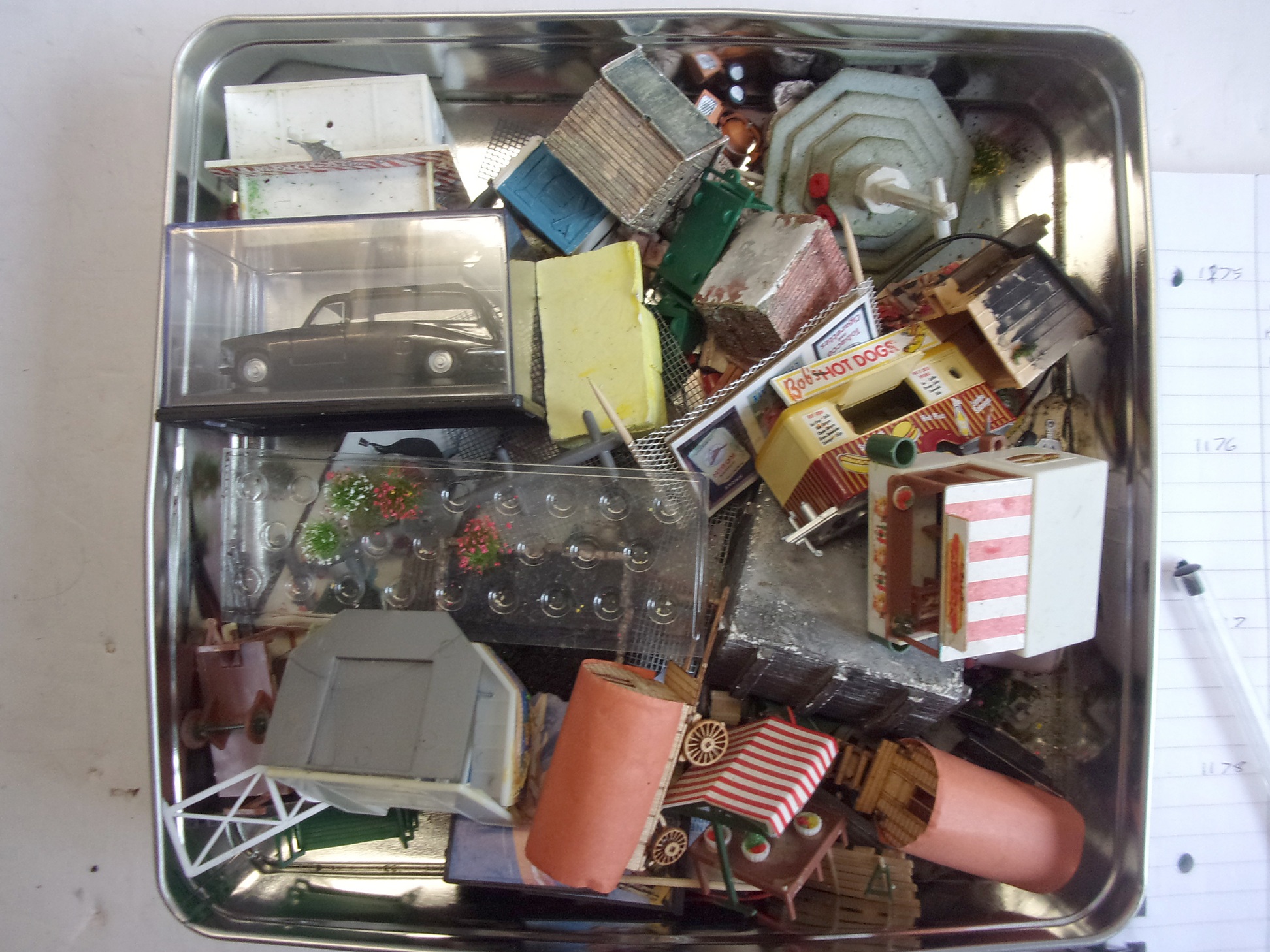 Box of 00 Bits & Pieces, some nice little items, caravans, kiosks etc. etc.