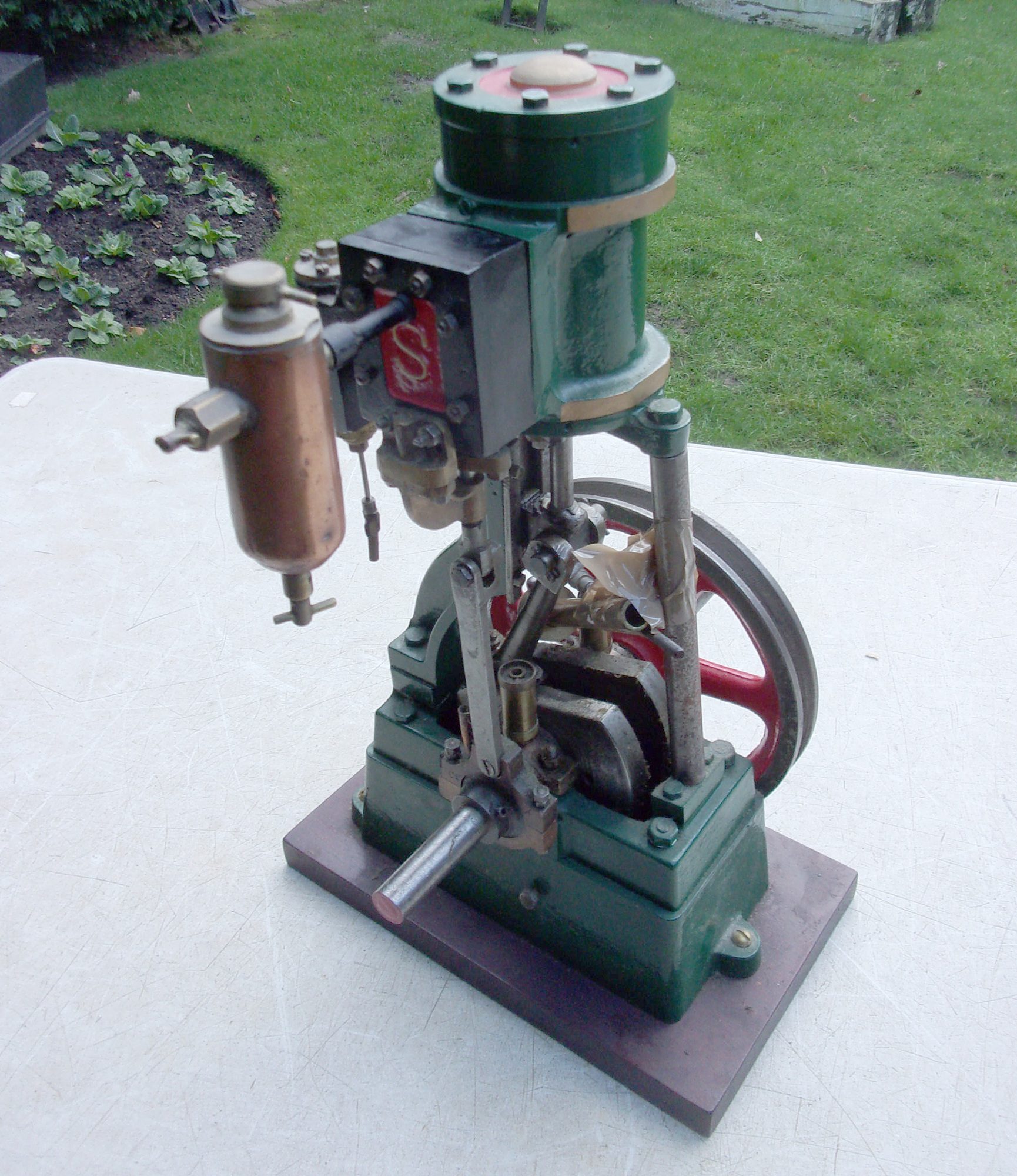Stuart Model of a vertical steam engine, it looks all there, but no guarantees.  Very nice looking model, stands 16" high, accompanied with booklet.  ( 5 x images to view)