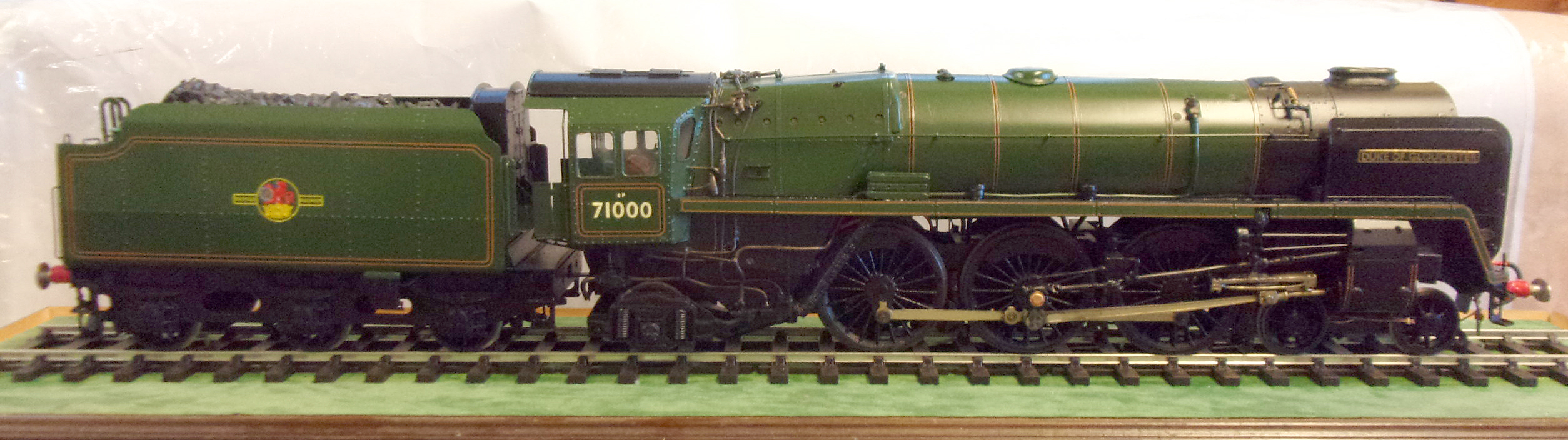 The following three lots are O gauge fine scale models, various builders, all painted by Mr Les Richards, all have display cases of top quality, all have motors that we assume are unrun, as new.