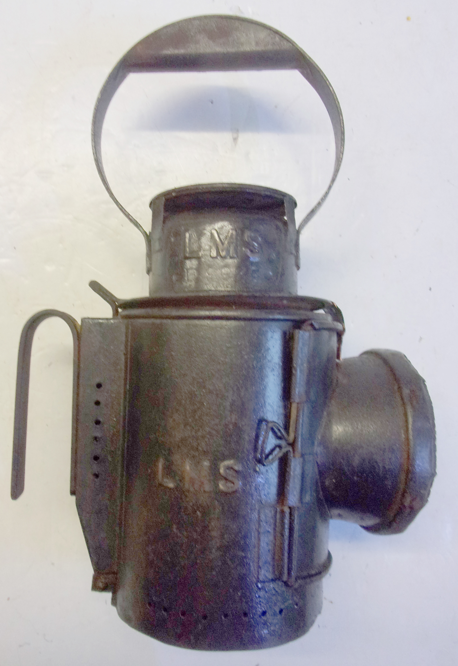 LMS 3 aspect Wartime Handlamp in need of restoration, complete with vessel, red slatted aspects.  "LMS" embossed to body & chimney.  2 x images to view.