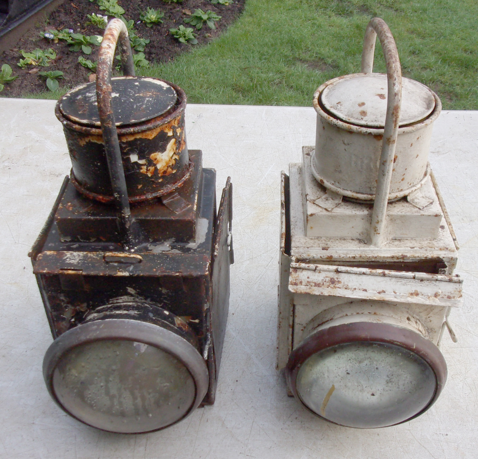 2 x BR(M) Loco Lamps, no vessels.  In need of TLC.