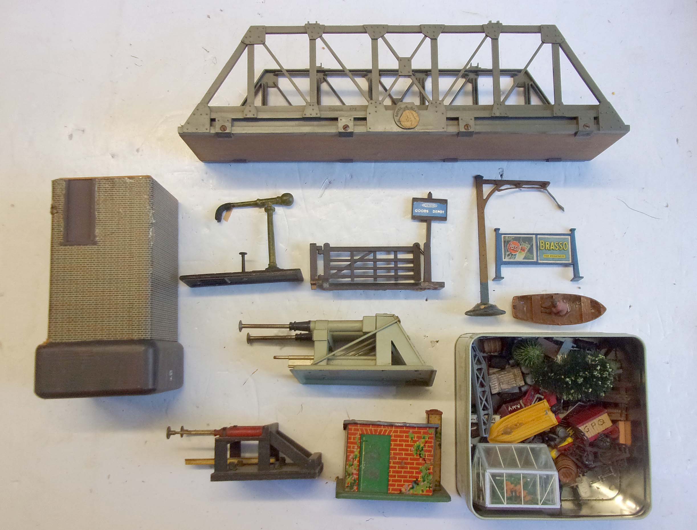 Delve of 0 gauge bits & pieces, as pictured.