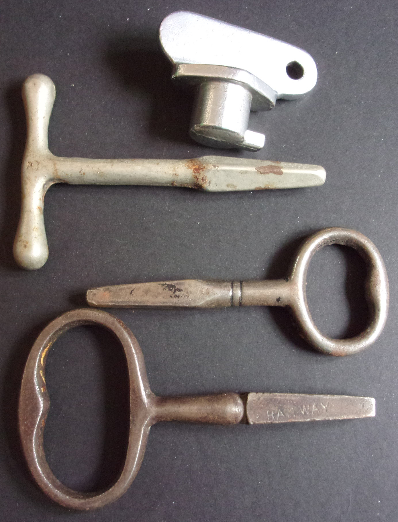 Group of Carriage Keys, one Midland, Cultery, GNR & Canadian Pacific, 2 x GNR Pencils and a quantity of Liverpool Overhead Rly Tickets. ( 3 x images to view)