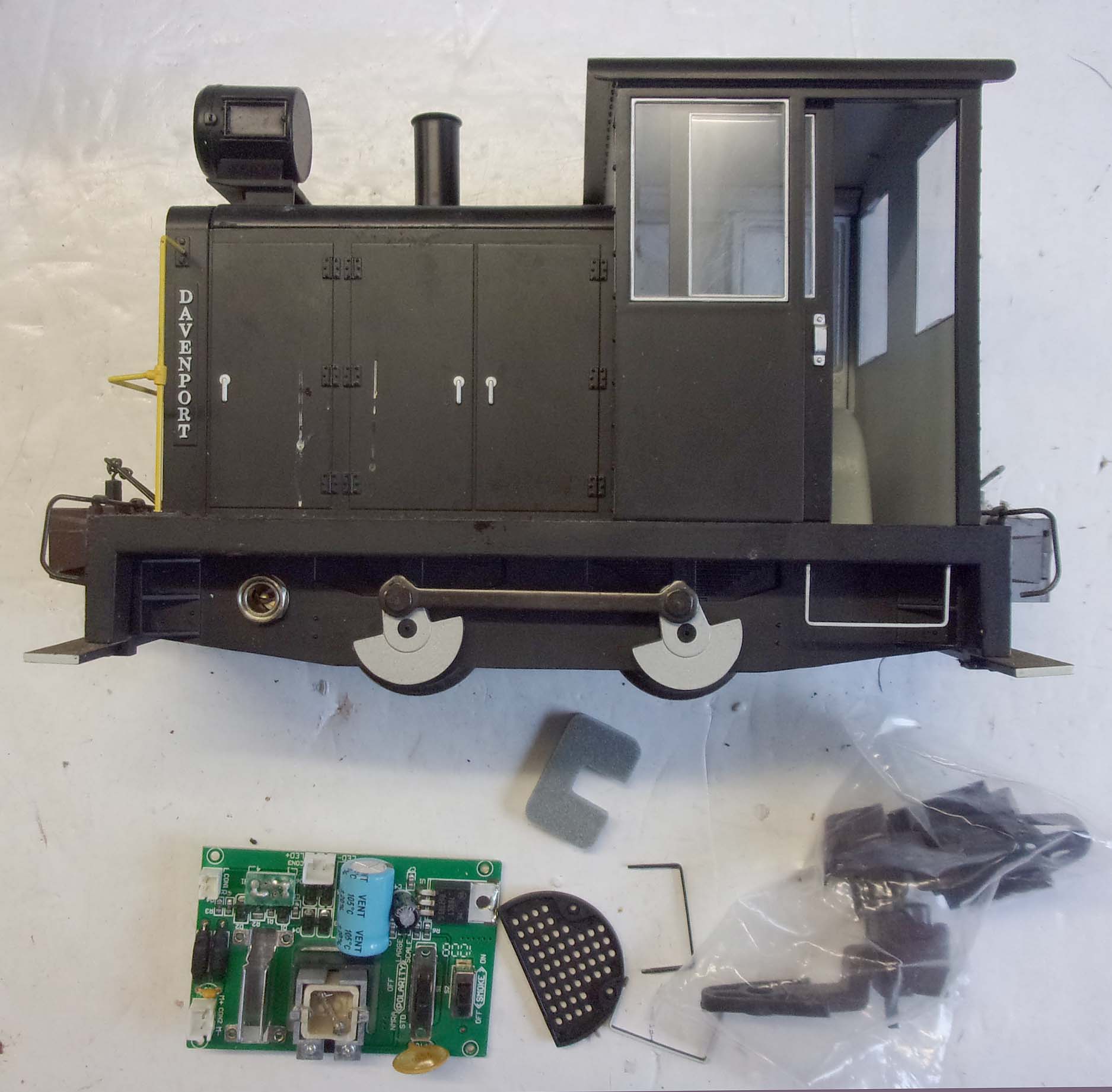 G Scale 0-4-0 Diesel Shunter, new, unused in box. Complete, ready to go, battery powered radio controlled. ( 2 x image to view)
