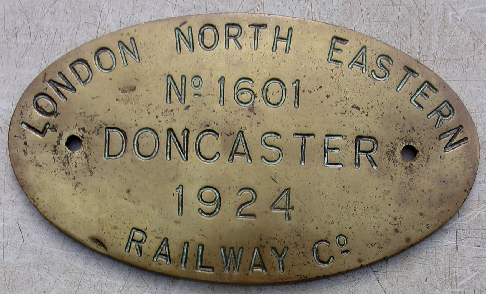 Reproduction Worksplate "LONDON NORTH EASTERN RAILWAY NO. 1601 DONCASTER 1924" "NAMED DIAMOND JUBILEE", slightly smaller than the original, very good replica. 2 x images to view.