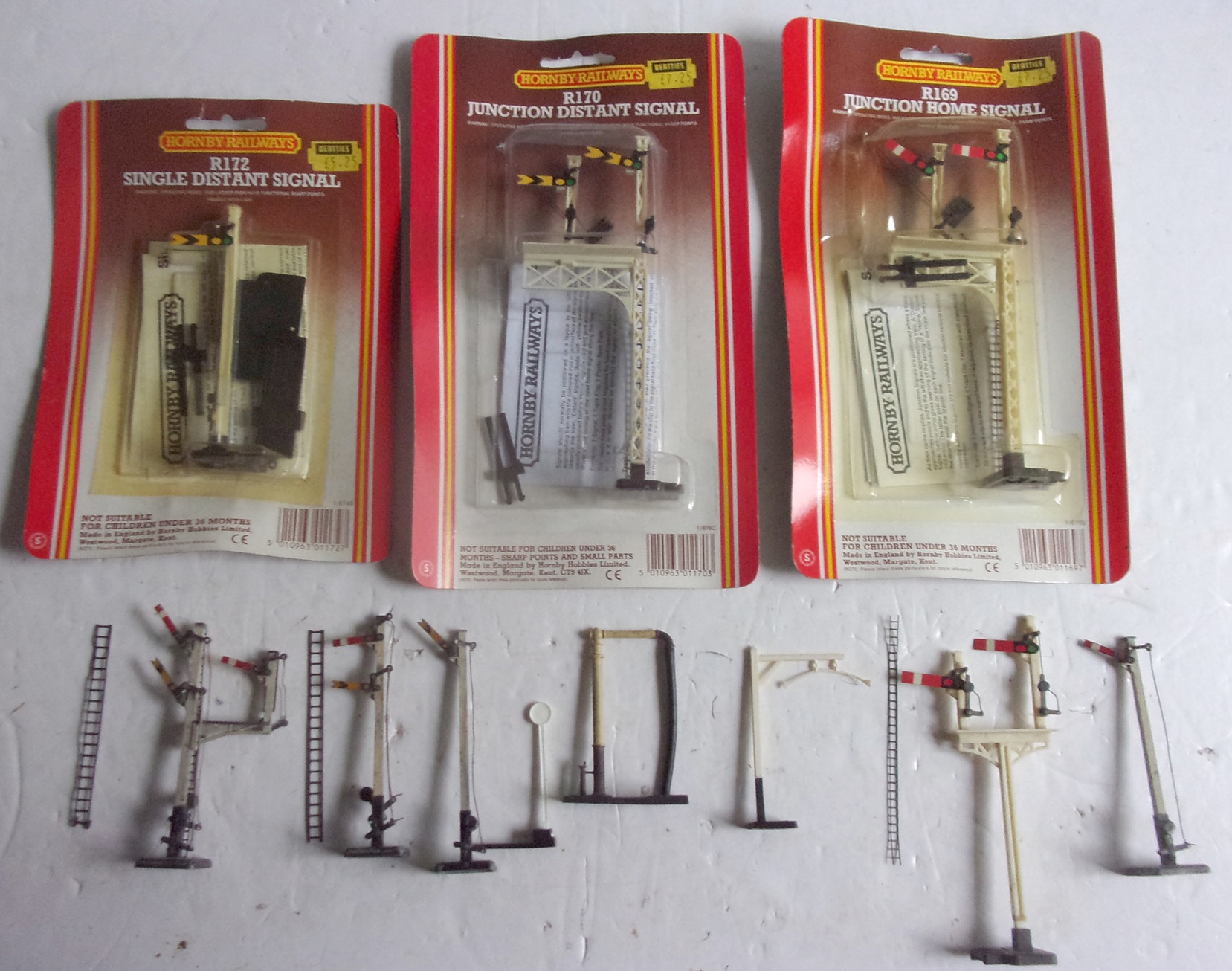 Group of 00 Signals 3 x sealed packs, others loose with sundries