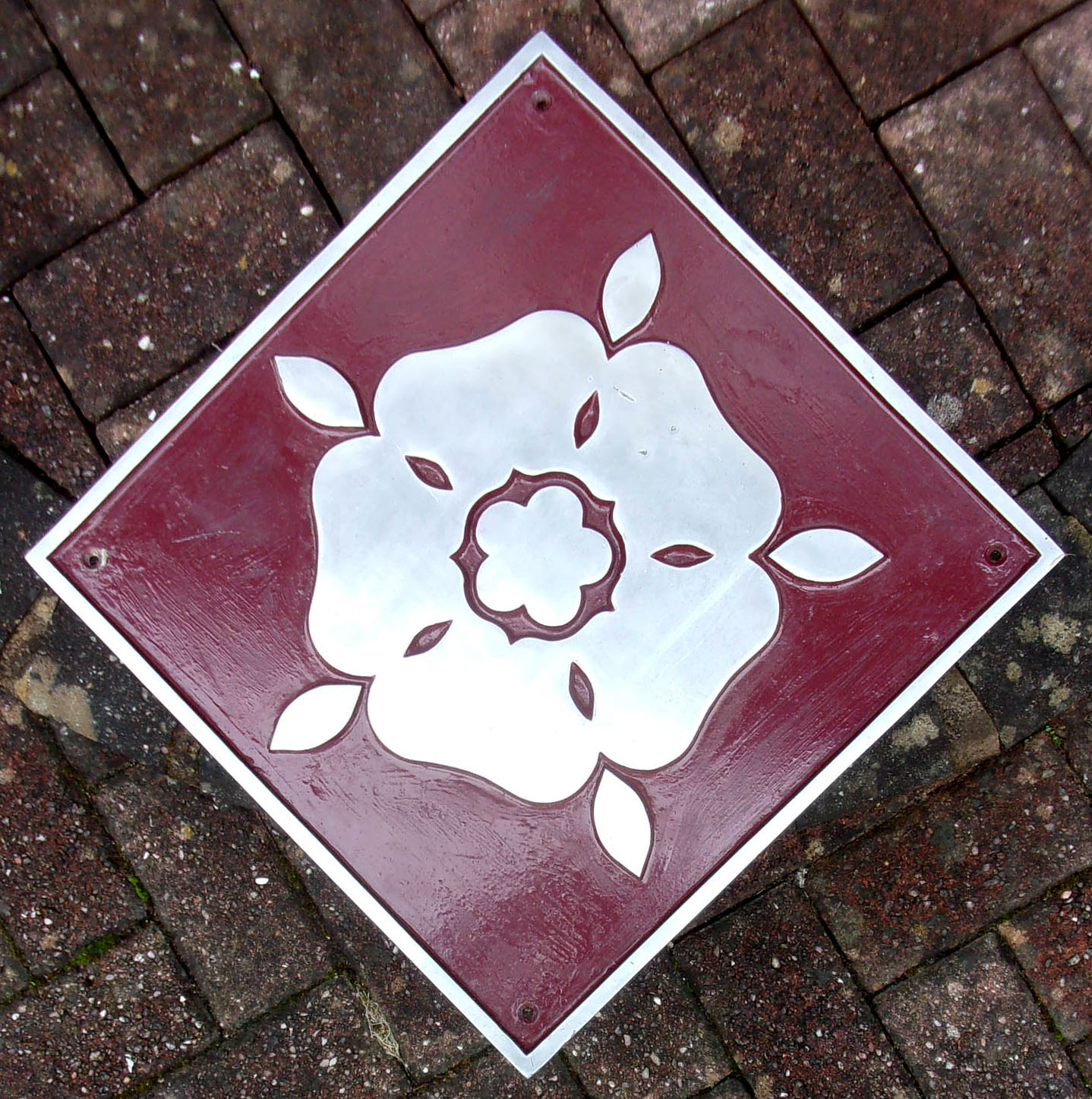 Depot Plaque "TINSLEY YORKSHIRE ROSE", as carried by 47037, Class 47 built Brush Traction. Emerging to traffic 1964, numbered D1788 Tops 47307 1974. Excellent condition. 17 3/4" x 17 3/4".