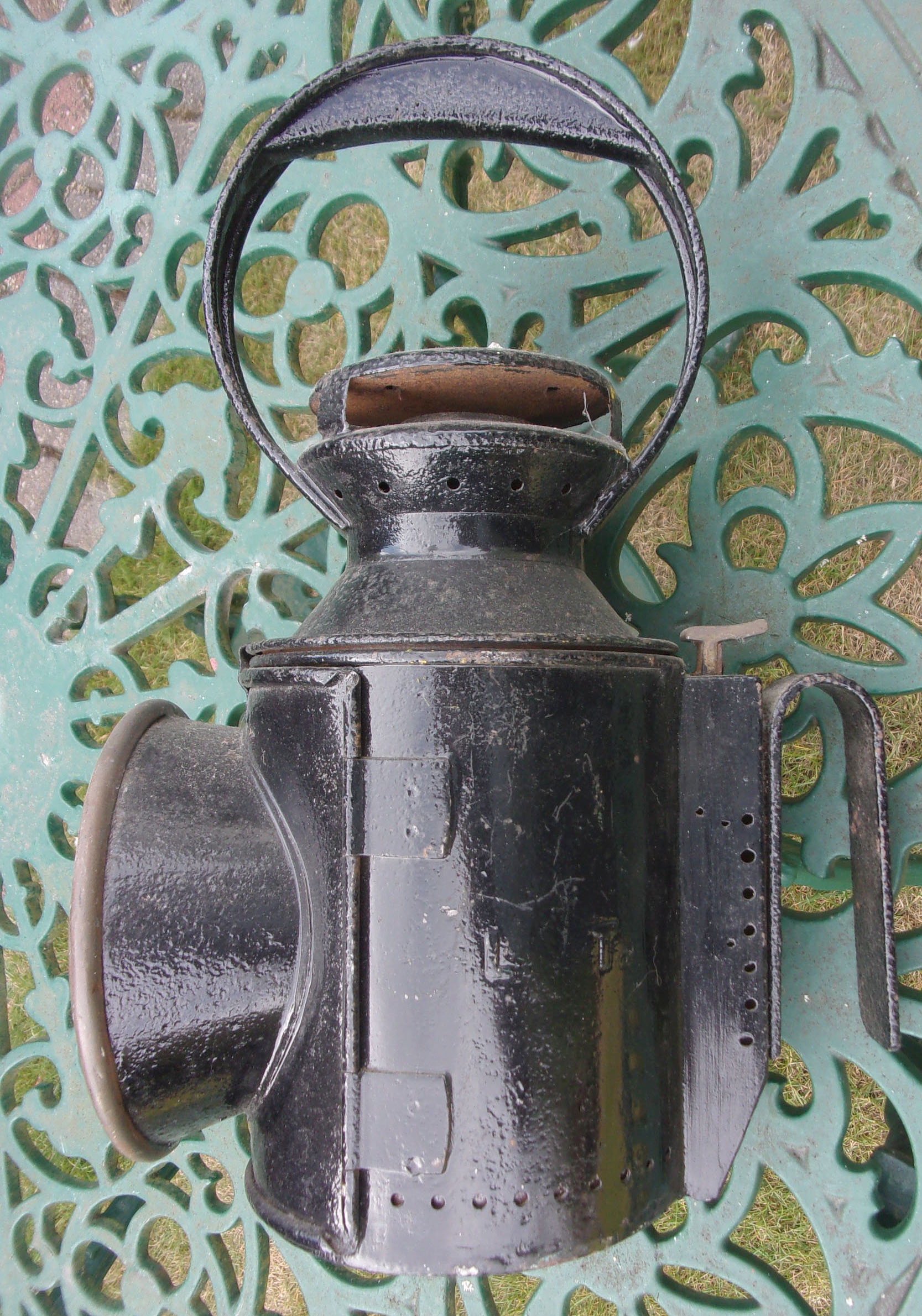 London Transport 3 Aspect Handlamp, complete, sound condition with BR 3 Aspect Handlamp, void of paint, complete flash, rust only. Sound condition .