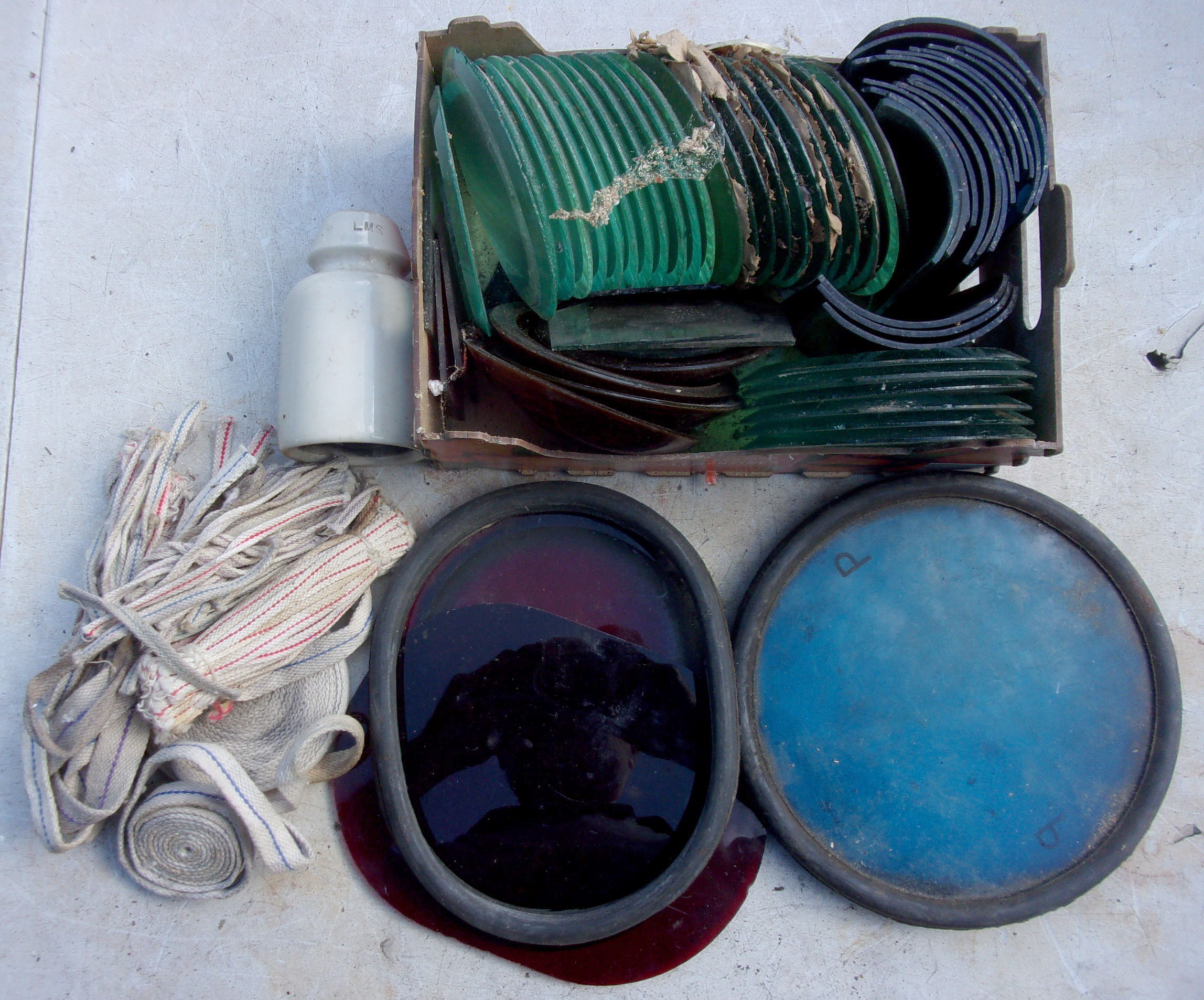 Large amount of Lamp Glasses & Wicks with signal aspects, 2 x red with one rubber, 1 x blue with rubber, plus LMS insulator pot.