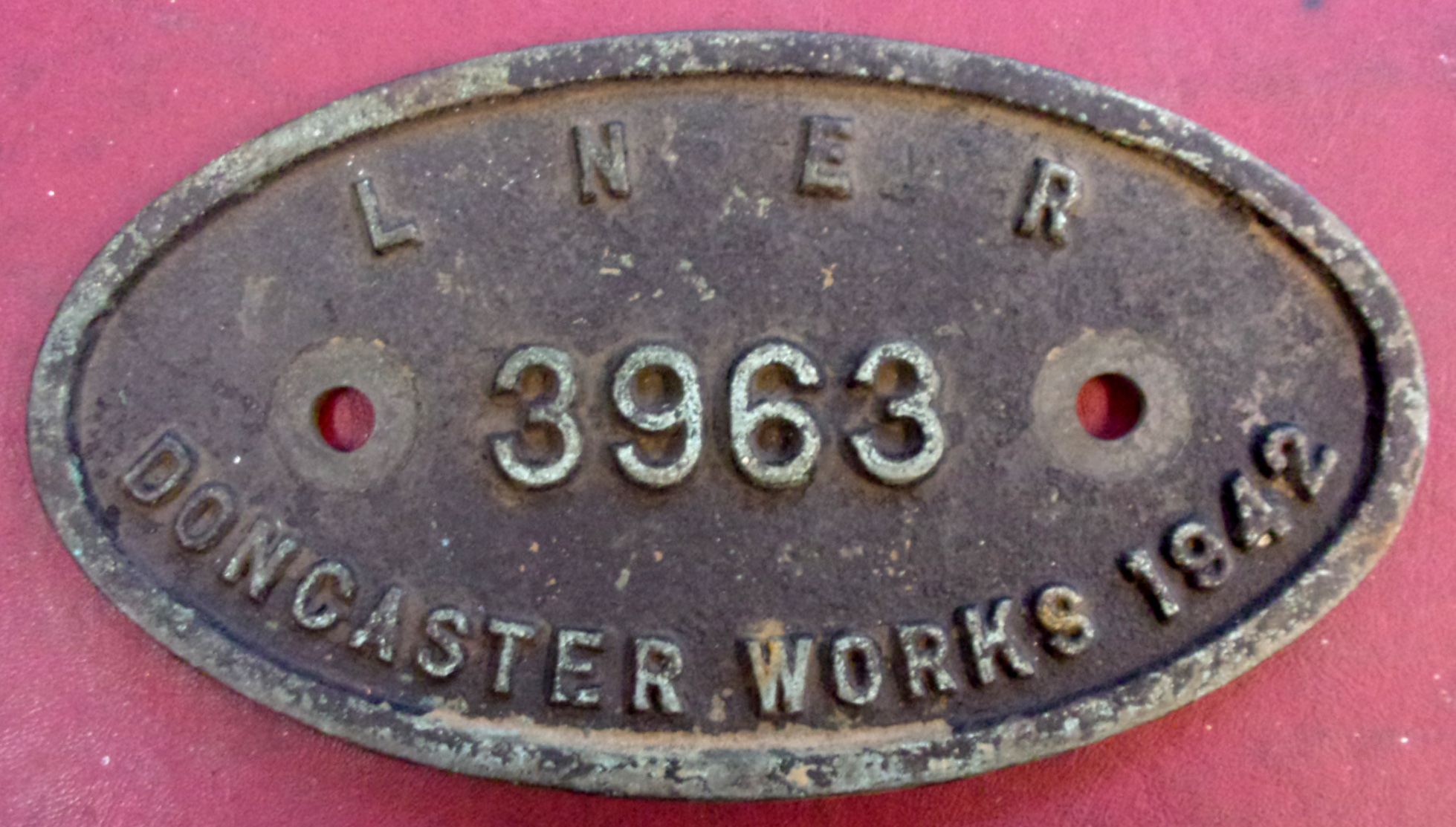 Locomotive Works Numberplate "LNER 3963 Docaster Works 1942", as carried by Gresley 2-8-0 02 Class. Emerging to traffic May 1942 as 3833, renumbered 3963 November 1946. Allocations included Doncaster, Colwick, New England, Frodingham, Grantham. Withdrawn in August 1963. Ex loco condition.