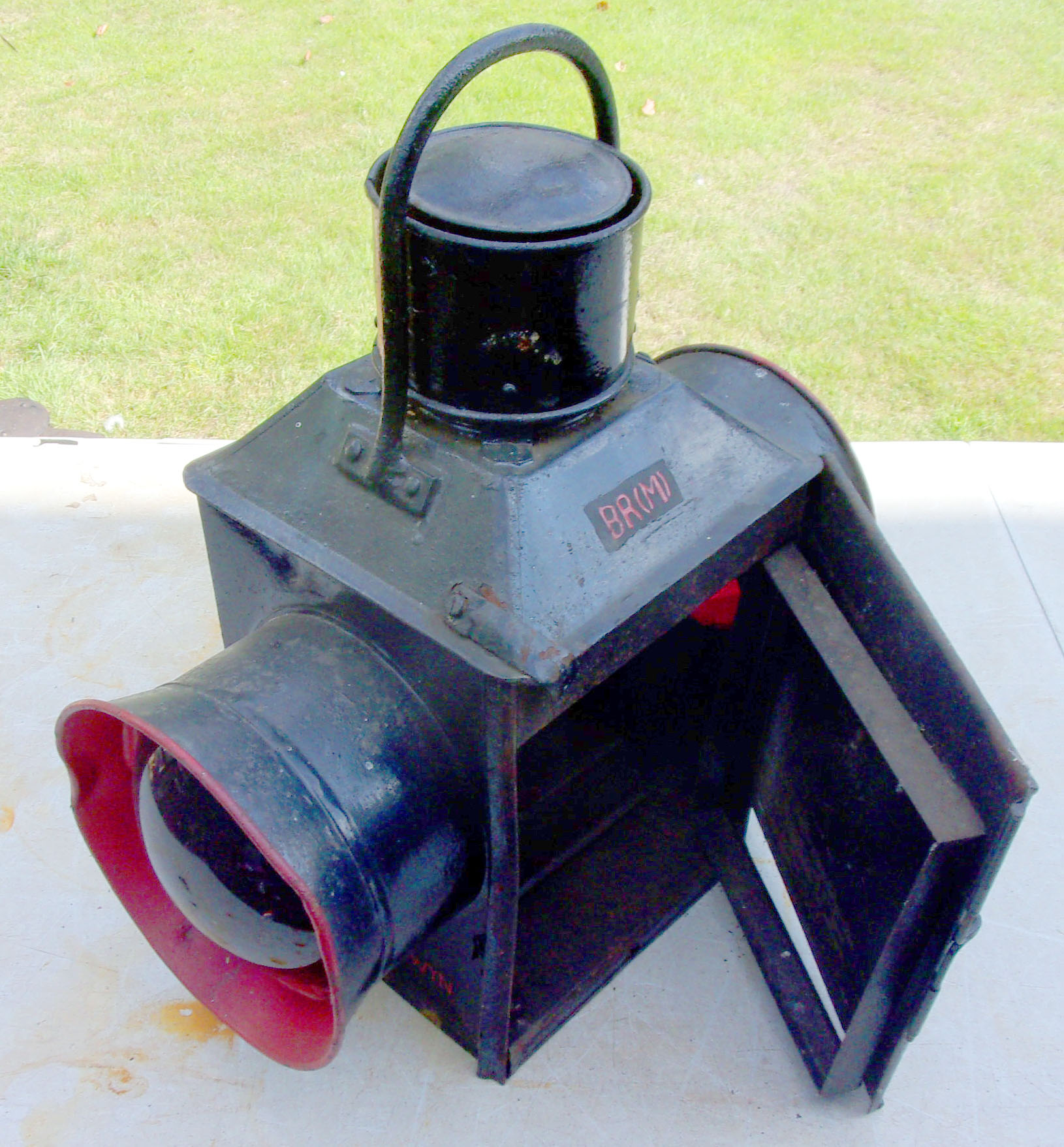 BR(M) Crossing Gate Lamp, ex "RHYD-Y-MWYN", Mold to Denbigh Line, side door detached, easy solder job. 2 x good red bulls eyes. No vessel.