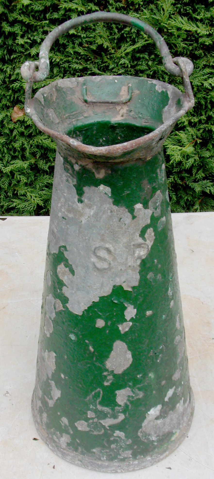 BR(S) Galvanised Water Carrier, sound condition, needs a paint. Accompanied by an Adlake Cross Gate Lamp, no vessels, but has gate bracket. Nice tidy lamp.
